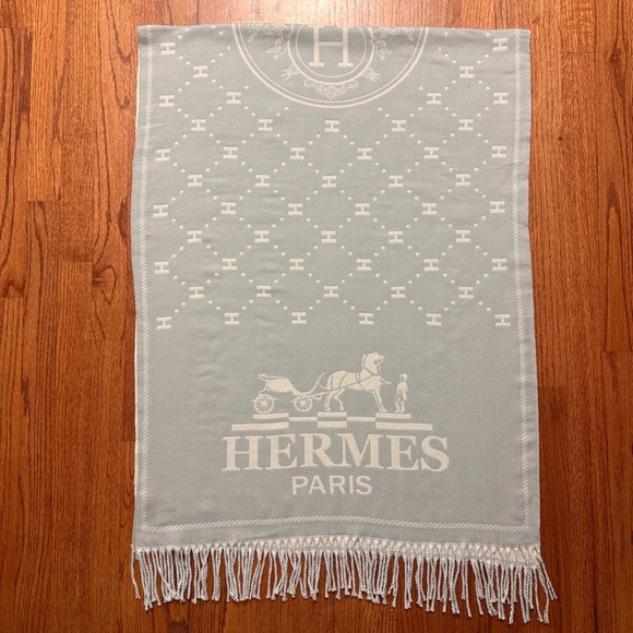 Hermès fringe scarf in light gray and white cashmere and silk - Picture 7 of 13